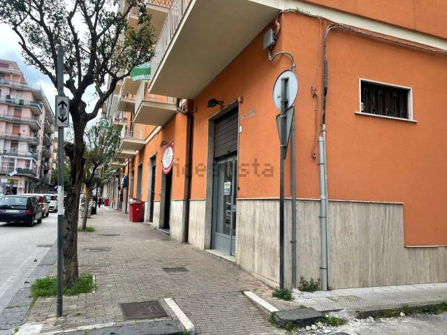 Locale Commerciale in affitto a Santa Maria delle Grazie, Avellino