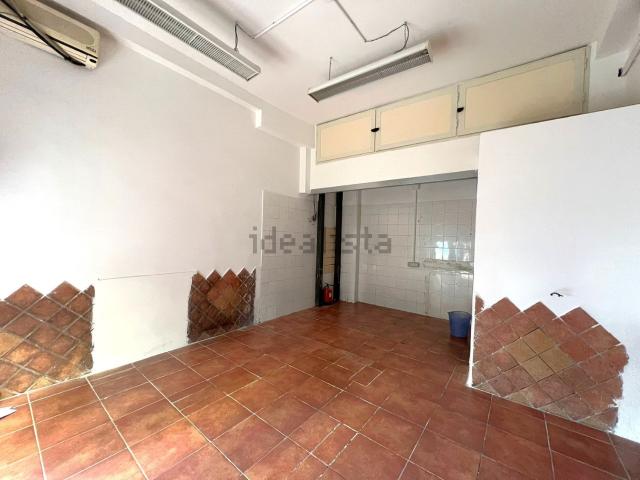 Locale Commerciale in affitto a Municipalità 5, Campania