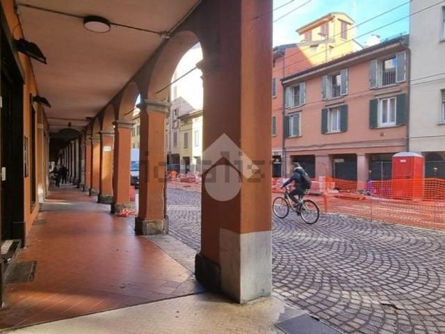 Locale Commerciale in affitto a Porto-Saragozza, Bologna