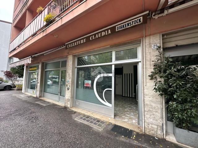 Locale Commerciale in affitto a Territorio Val d'Adige, Trento