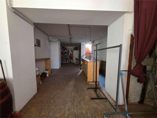 Locale Commerciale in affitto a Borgo San Giuliano, Marche