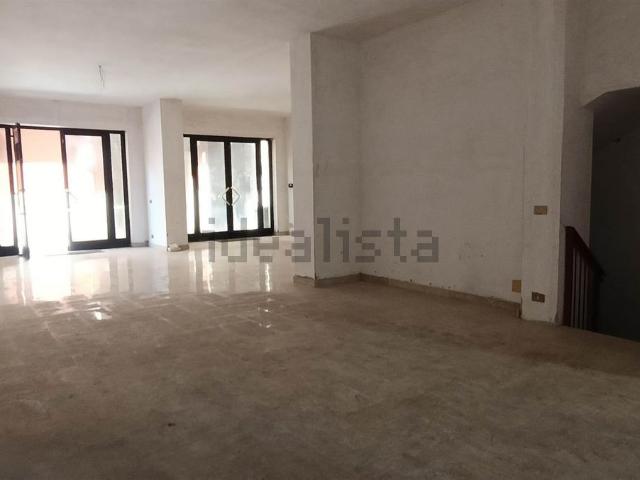 Locale Commerciale in affitto a Avellino, Campania