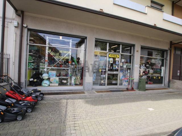 Locale Commerciale in affitto a Ceresolo, Limbiate