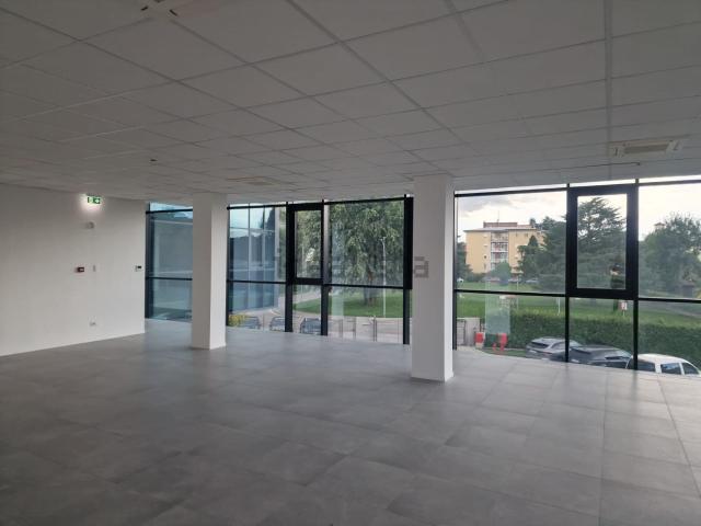 Locale Commerciale in affitto a Caccivio, Lurate Caccivio