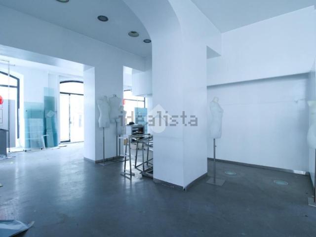 Locale Commerciale in affitto a Pescarenico, Lecco