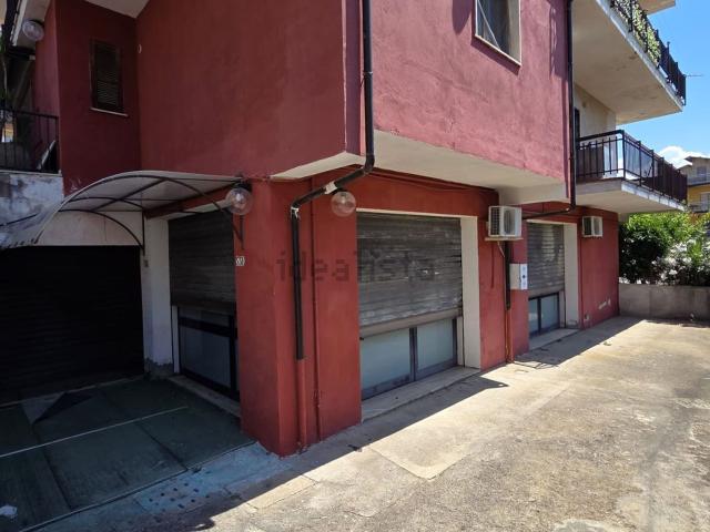 Locale Commerciale in affitto a Calabria, Cosenza