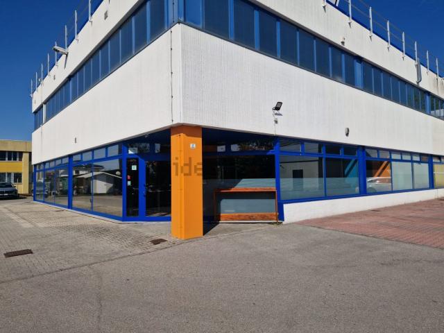 Locale Commerciale in affitto a Paderno, Reana Del Roiale