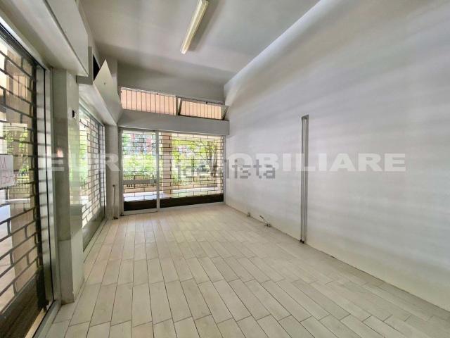Locale Commerciale in affitto a Zona Nord, Brescia