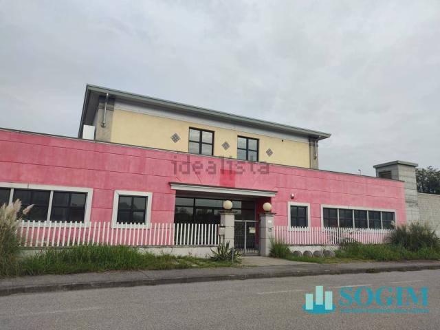 Locale Commerciale in affitto a Treviglio, Lombardia