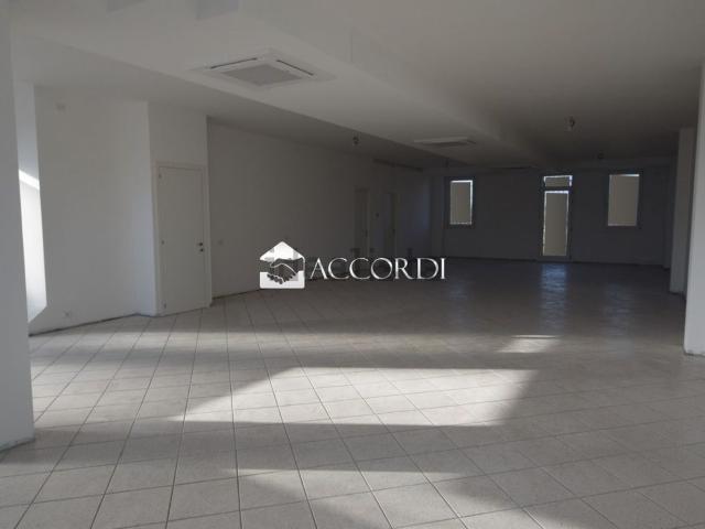 Locale Commerciale in affitto a Fonte, Altivole