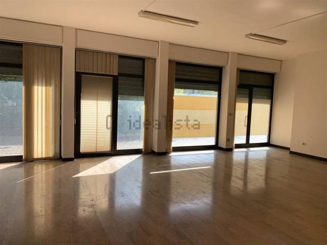 Locale Commerciale in affitto a Mestre-Carpenedo, Venezia