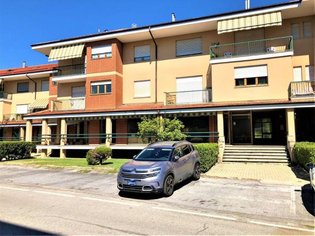 Locale Commerciale in affitto a Bescurone, Piemonte