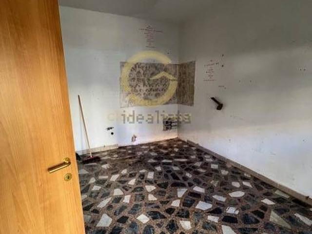 Locale Commerciale in affitto a Fabbricotti, Livorno