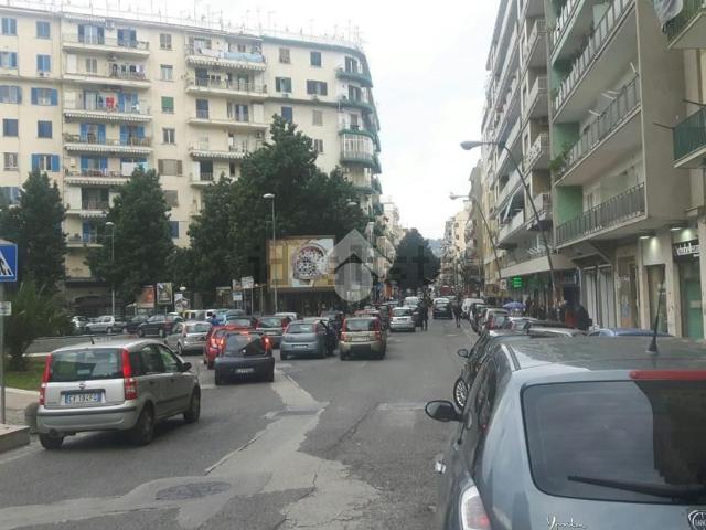 Locale Commerciale in affitto a Municipalità 10, Campania