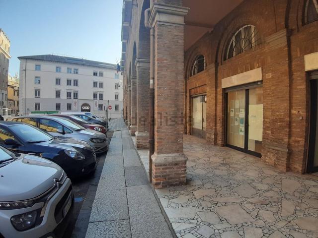 Locale Commerciale in affitto a Centro cittadino, Ferrara