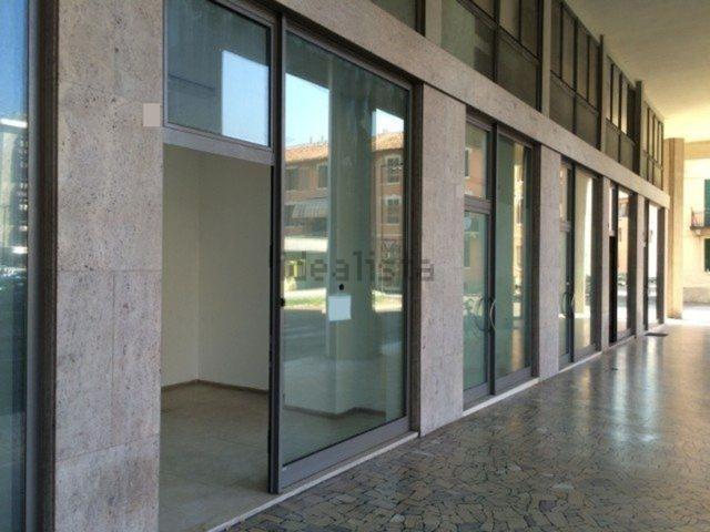 Locale Commerciale in affitto a Mestre-Carpenedo, Venezia