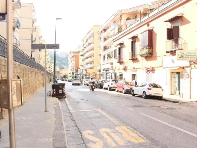 Locale Commerciale in affitto a Municipalità 10, Campania