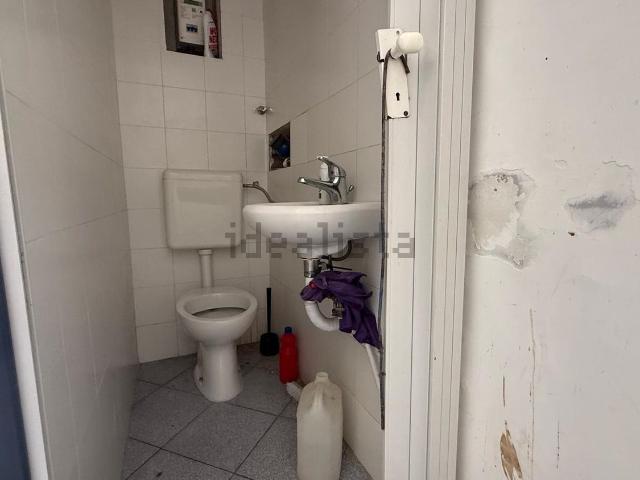 Locale Commerciale in affitto a Municipalità 10, Campania