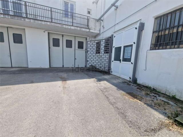 Locale Commerciale in affitto a Marche, Fermo
