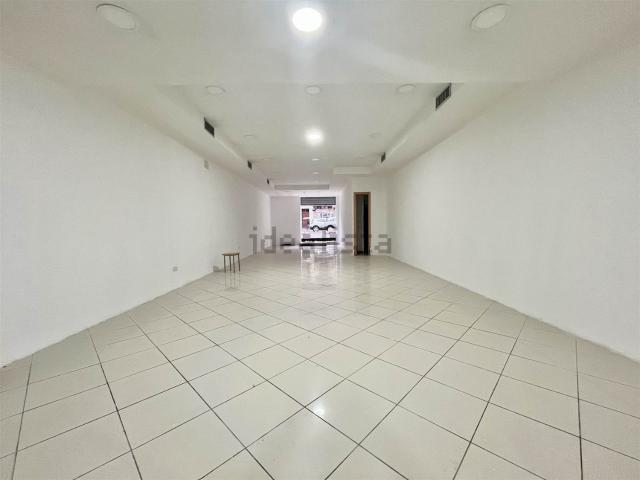 Locale Commerciale in affitto a I Circoscrizione, Palermo