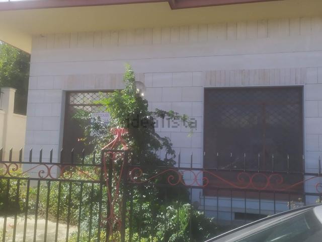 Locale Commerciale in affitto a Avellino, Campania