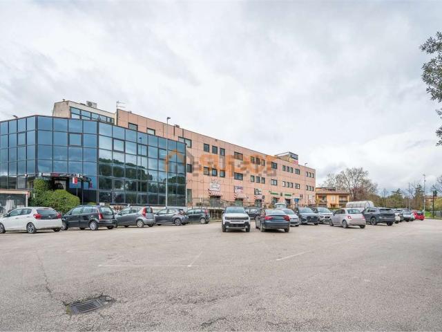 Locale Commerciale in affitto a Santa Lucia, Bastia Umbra
