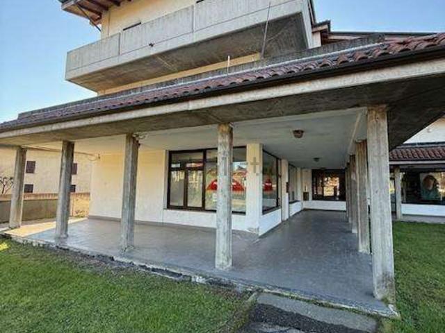 Locale Commerciale in affitto a Daverio, Lombardia