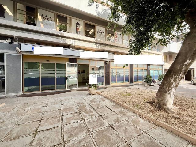 Locale Commerciale in affitto a San Benedetto, Cagliari