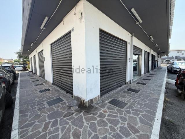 Locale Commerciale in affitto a Axa, Roma Capitale