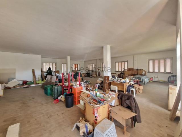 Locale Commerciale in affitto a Santa Maria degli Angeli, Assisi