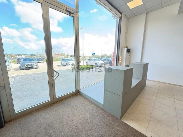 Locale Commerciale in affitto a Puglia, Lecce