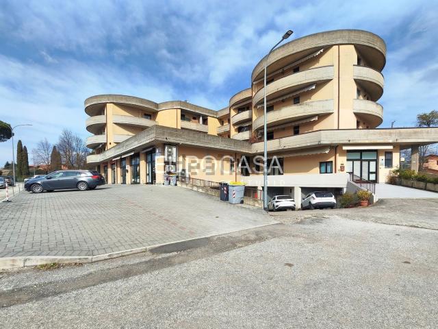 Locale Commerciale in affitto a Riosecco, San Leo Bastia