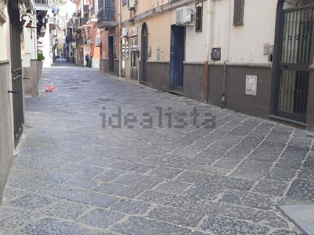 Locale Commerciale in affitto a Rione Ortodonico, Pozzuoli
