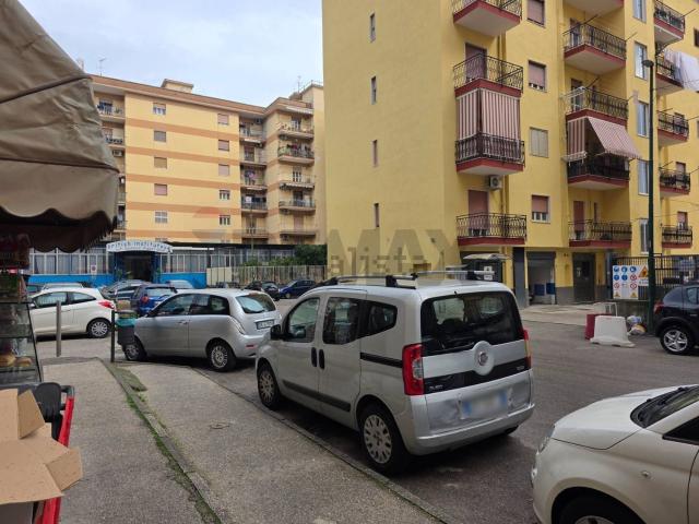 Locale Commerciale in affitto a Casoria, Campania
