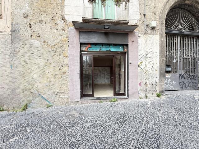 Locale Commerciale in affitto a Municipalità 4, Campania