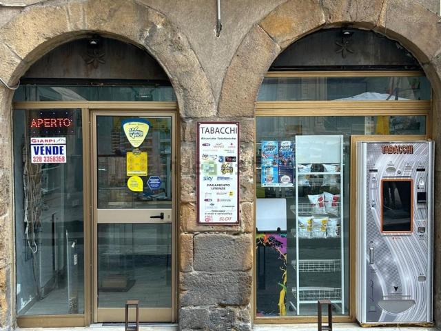 Locale Commerciale in affitto a Castellina, Piazza
