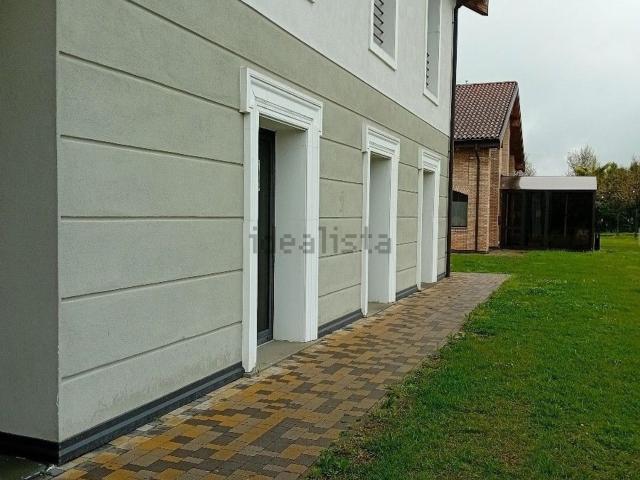 Locale Commerciale in affitto a Cella, Re