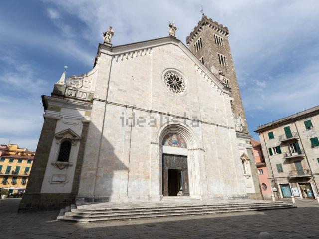 Locale Commerciale in affitto a Sarzana, Liguria