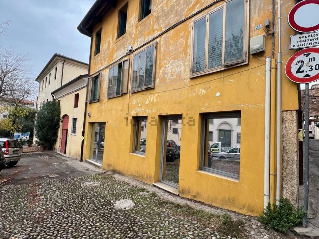 Locale Commerciale in affitto a Pilastroni, Bassano Del Grappa