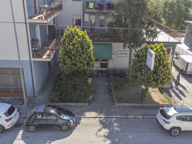 Locale Commerciale in affitto a Baraccola Ovest, Marche