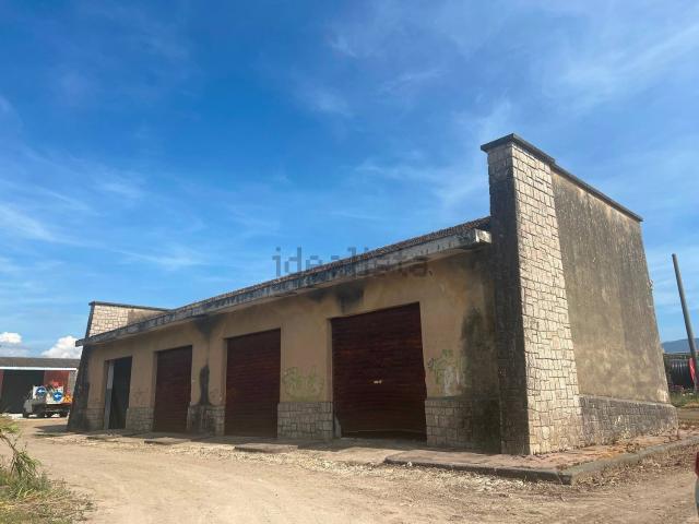 Locale Commerciale in affitto a Altavilla Silentina, Campania