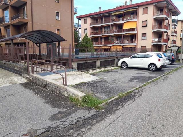Locale Commerciale in affitto a Calcinate degli Orrigoni, Varese