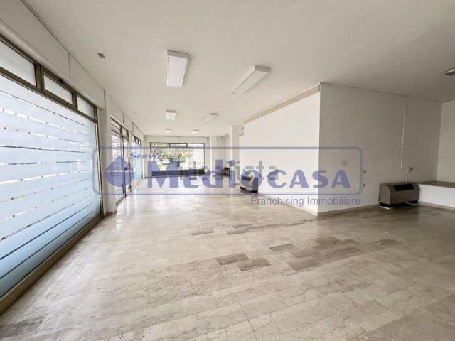 Locale Commerciale in affitto a Commenda Est, Rovigo
