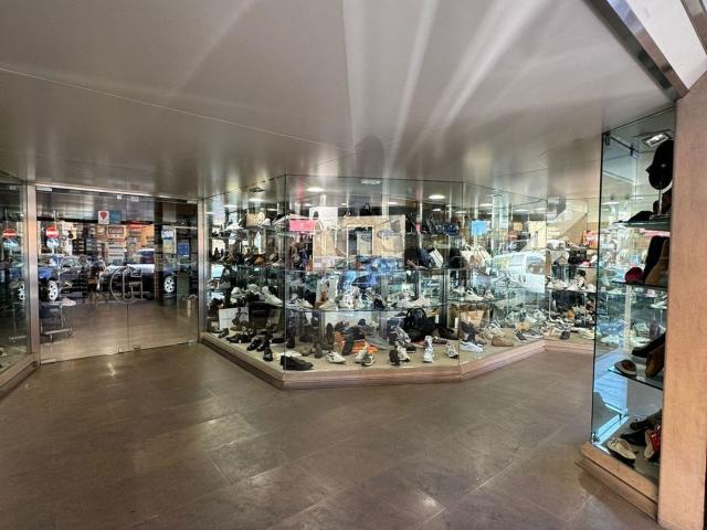 Locale Commerciale in affitto a Borgo Odescalchi, Roma Capitale