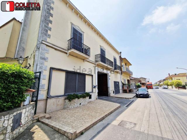 Locale Commerciale in affitto a San Felice A Cancello, Campania