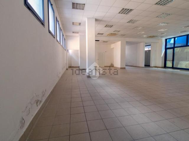 Locale Commerciale in affitto a Pirlotti, Capriolo