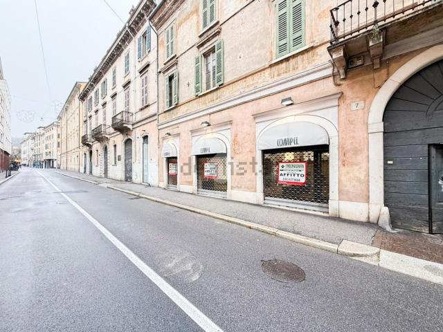 Locale Commerciale in affitto a Zona Centro, Brescia
