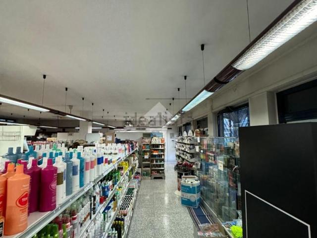 Locale Commerciale in affitto a Montello, Lombardia