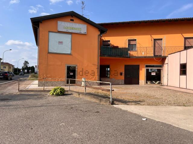Locale Commerciale in affitto a Cava Manara, Lombardia