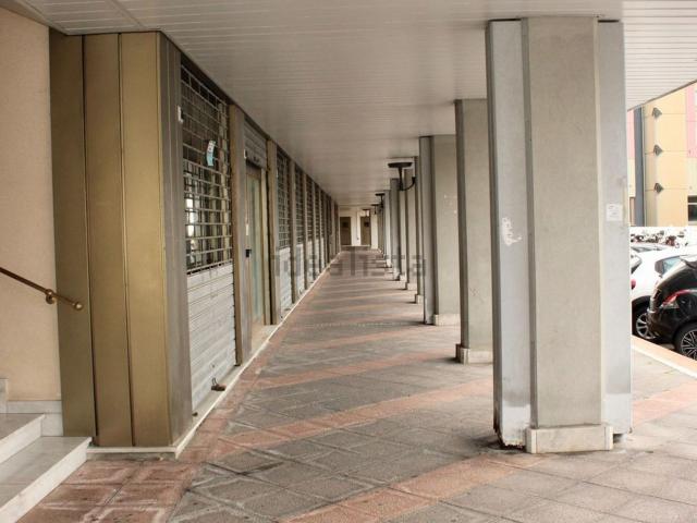 Locale Commerciale in affitto a Levante, Serra Riccò